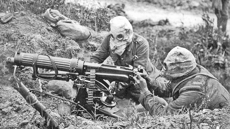 soldados com mascaras de gás seguram metralhadora