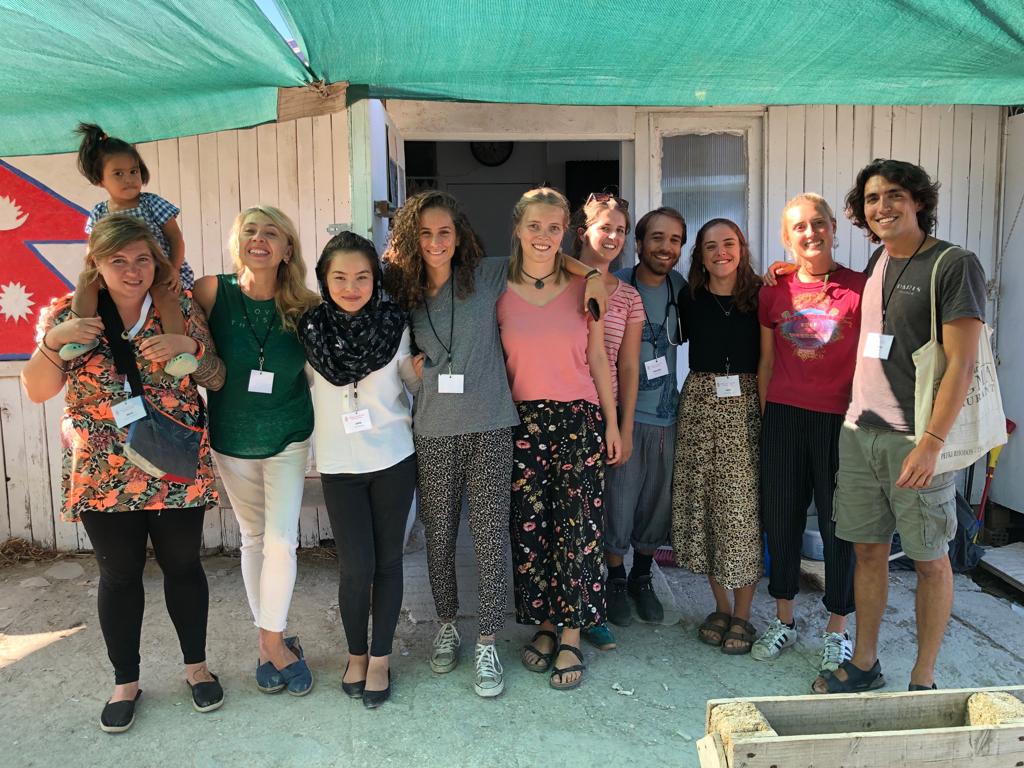 Grupo de voluntários, onde se inclui o Sebastião à porta da clínica onde davam consultas no campo de refugiados, na Grécia.