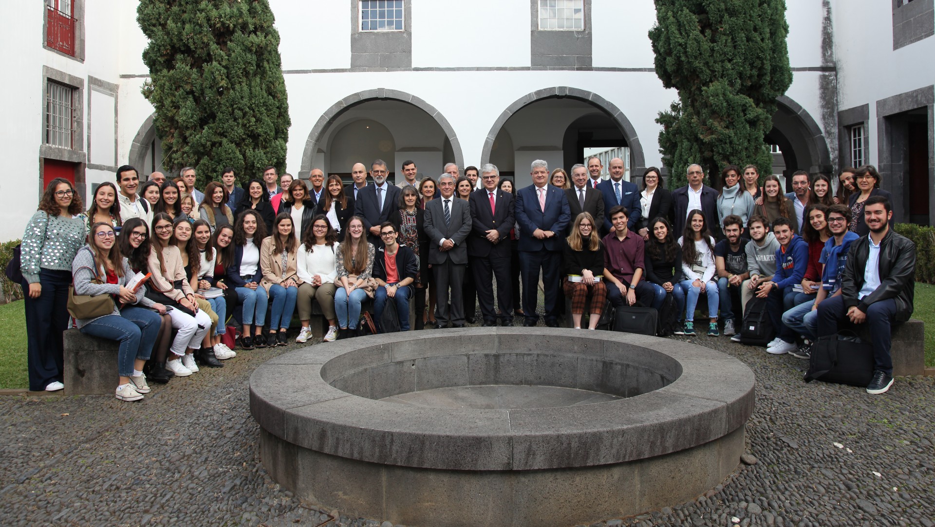 Grupo de pessoas a sorrir para câmara na Universidade da Madeira