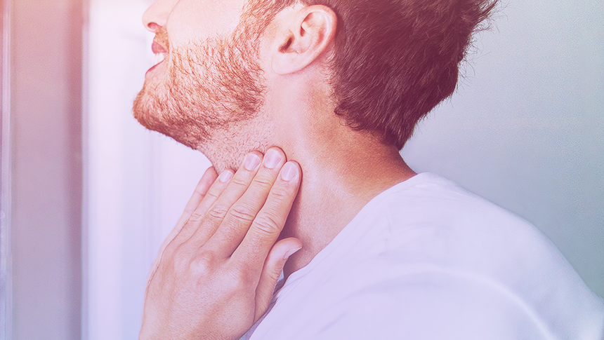 Homem com dor na zona da garganta