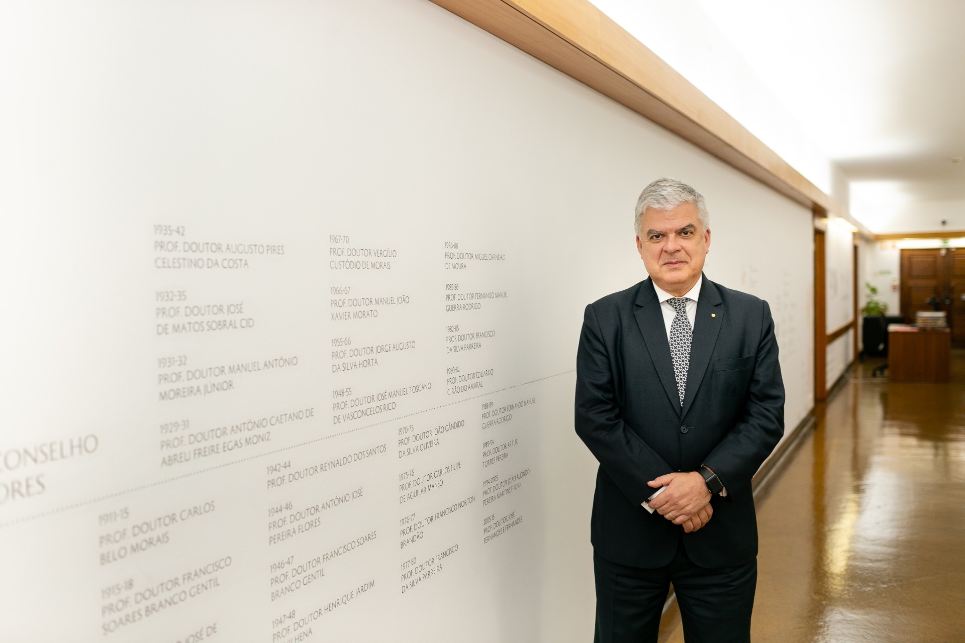 Prof. Fausto J. Pinto posa no corredor da sala da do Conselho de Direção da Faculdade de Medicina da Universidade de Lisboa