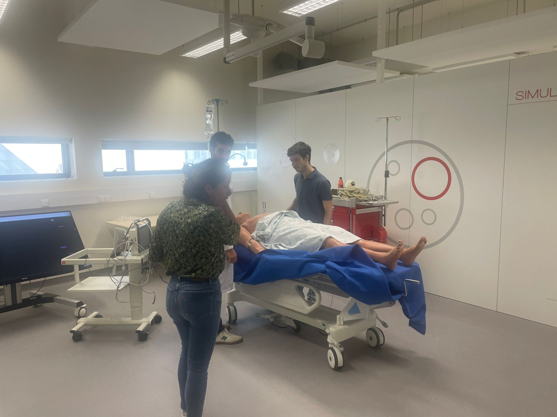 equipa médica no centro de simulação durante formação
