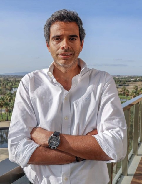 Dr. Tiago Proença. Homem de cabelo grisalho e camisa branca