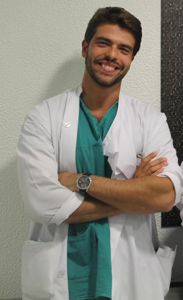 médico em pé a sorrir