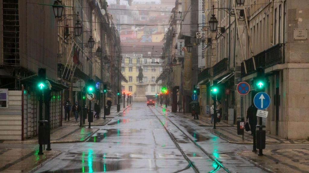 Imagem de uma rua deserta em tempos de pandemia