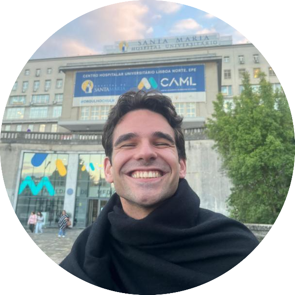 jovem de traje universitário a sorrir