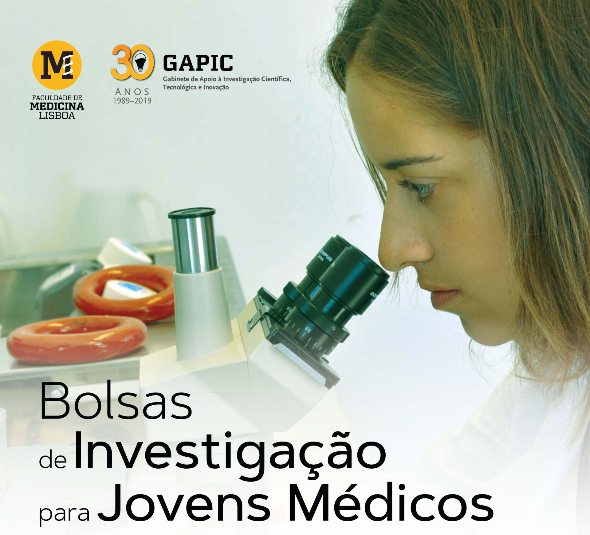 Cartaz/Imagem Bolsas de Investigação para Jovens Médicos: médica com microscópio