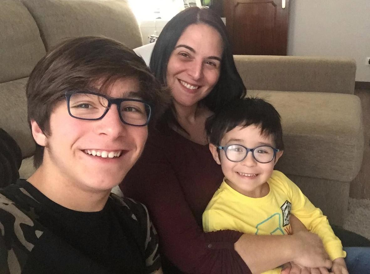 selfie de mulher com os dois filhos