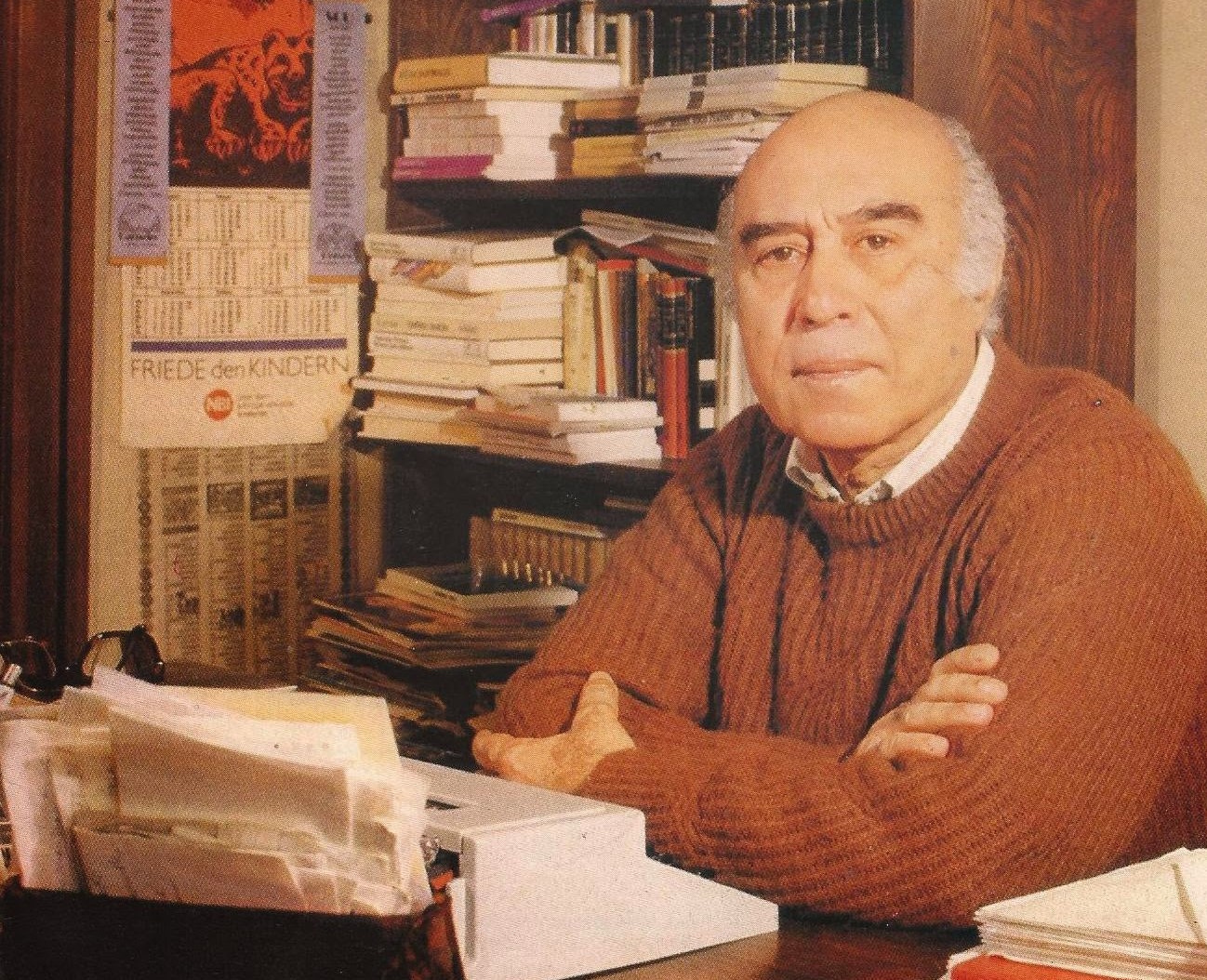escritor português, Fernando Namora, sentado numa secretária
