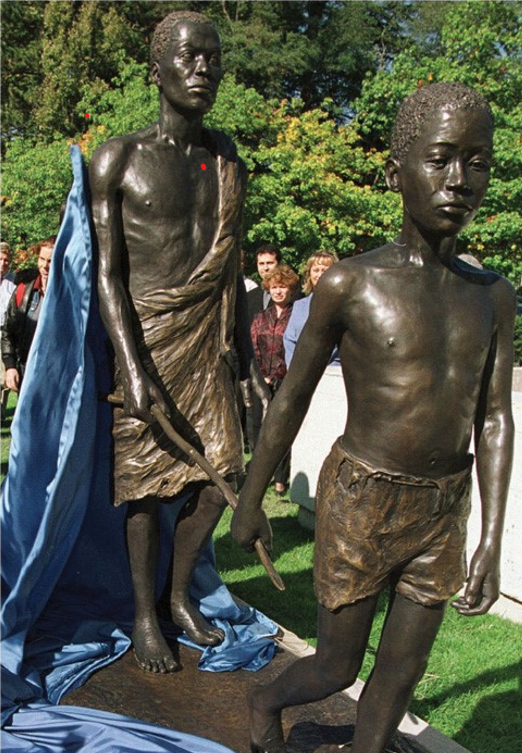 estátua de bronze - dois homens com vestes simples