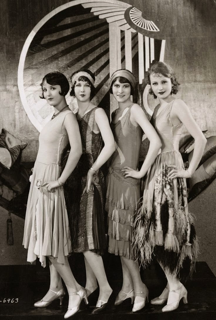 4 mulheres com vestidos dos anos 20