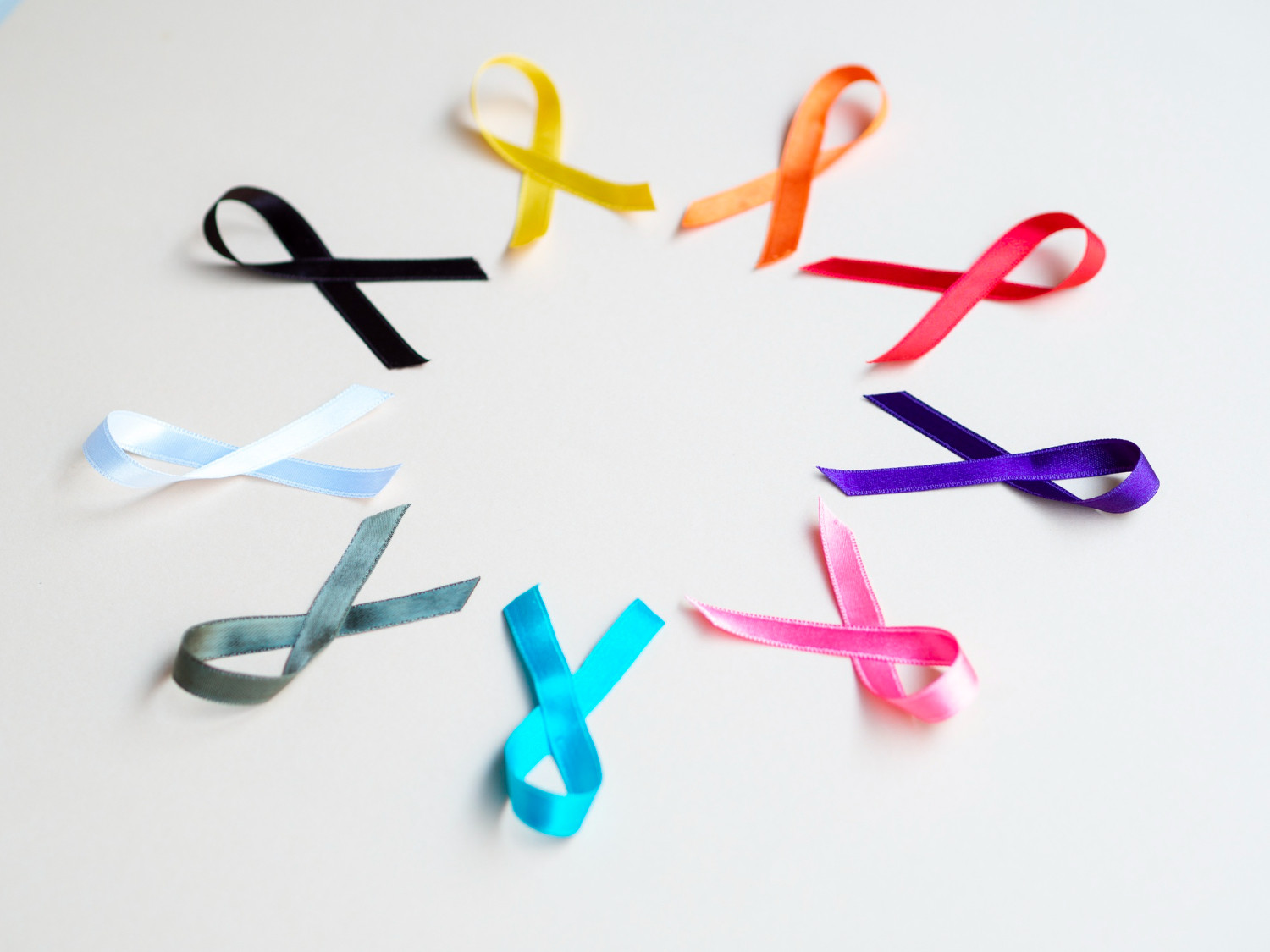 laços coloridos alusivos à Luta Contra O Cancro