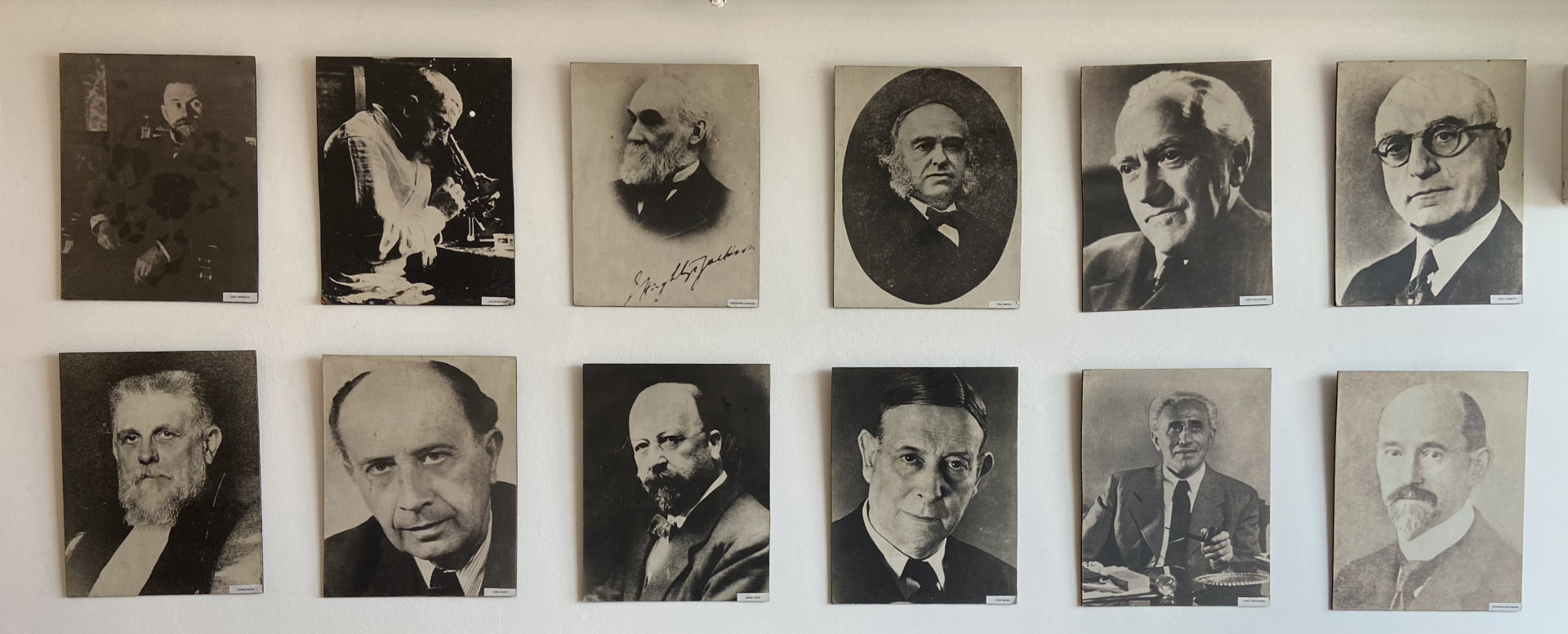 série de fotos a preto e branco de homens importante no laboratório
