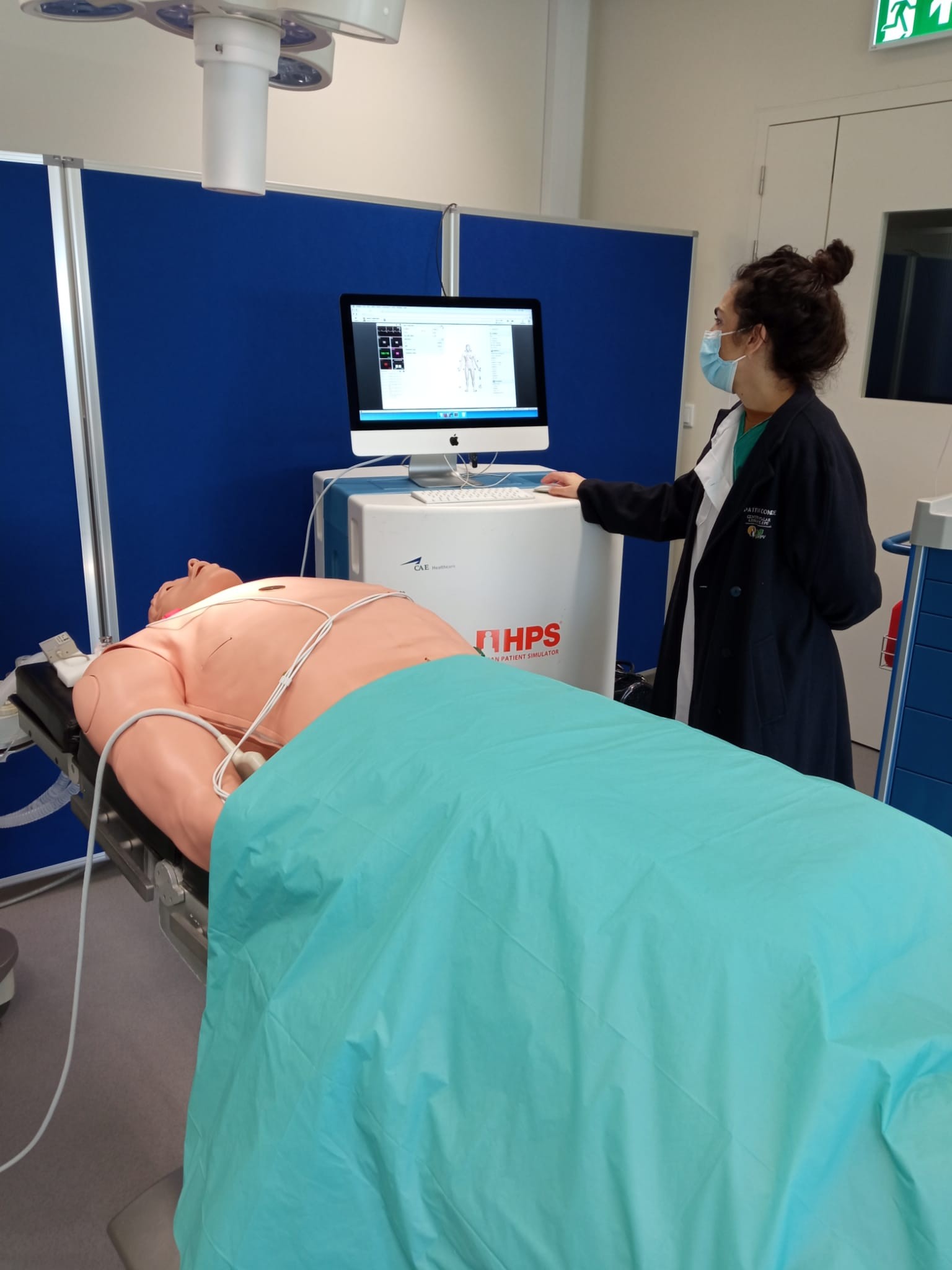 equipamento cirúrgico e modelo humano para simulação