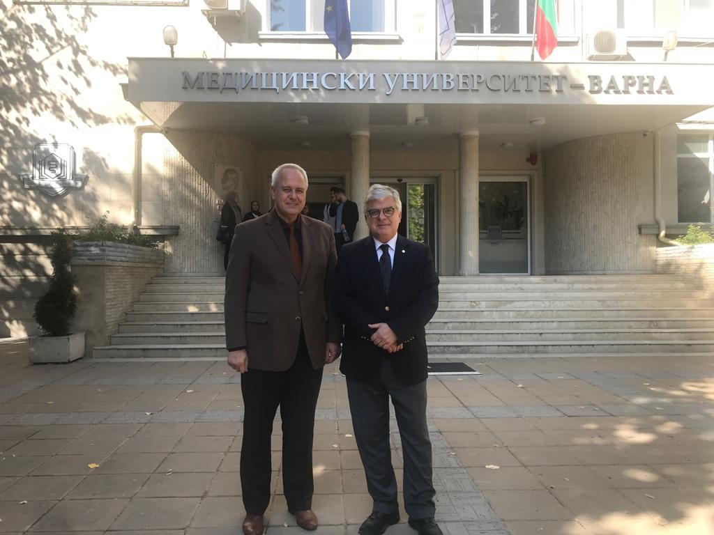 dois homens à entrada da universidade de Varna