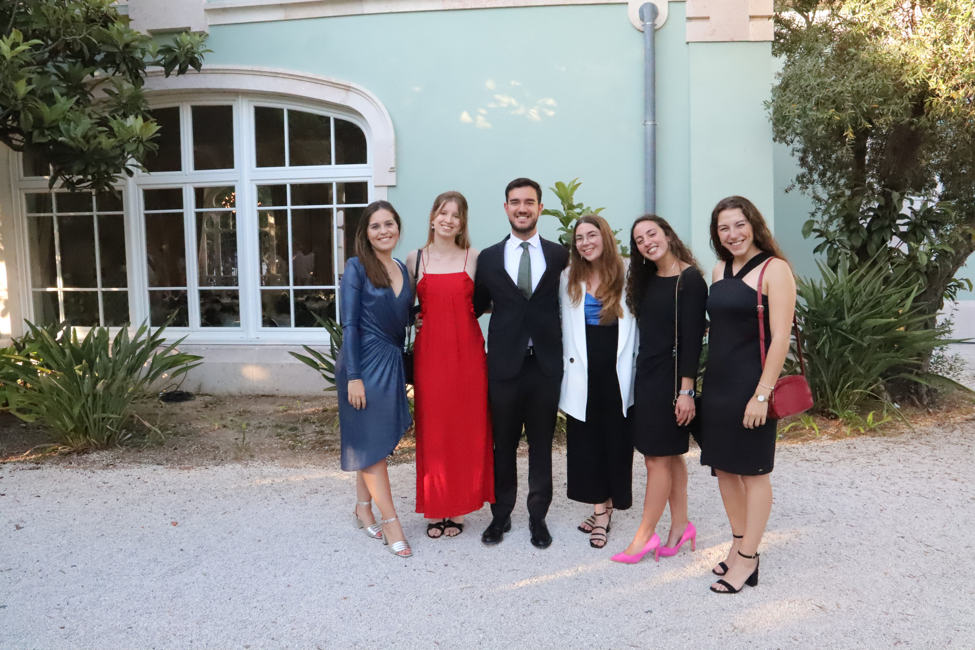 Jovenas a sorrir