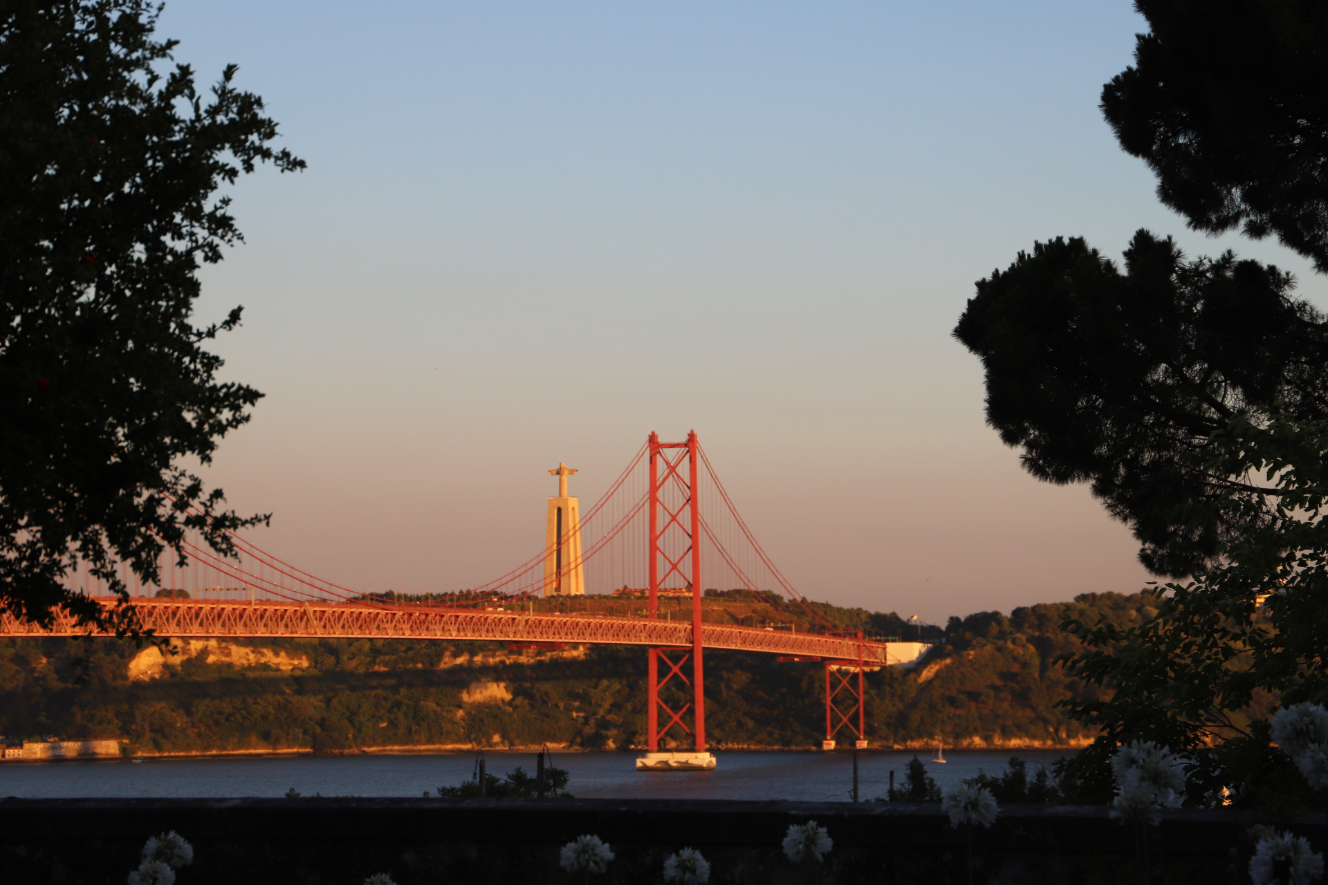 ponte 25 de abril em fundo
