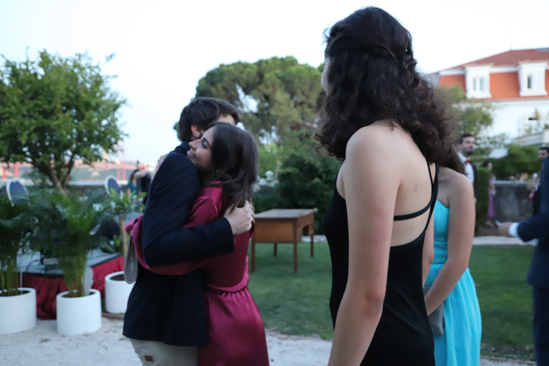 jovens a dar abraço