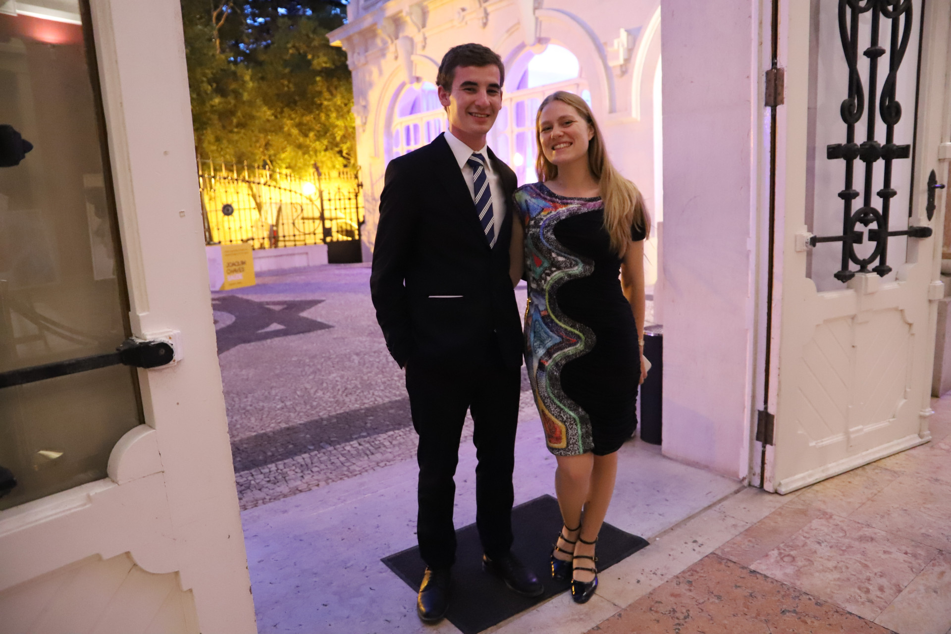 jovens a sorrir