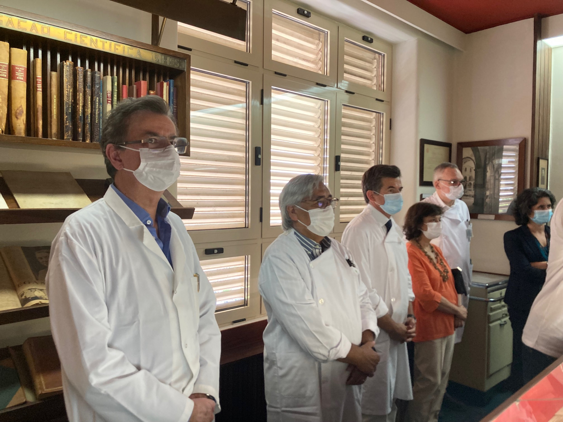 vários médicos