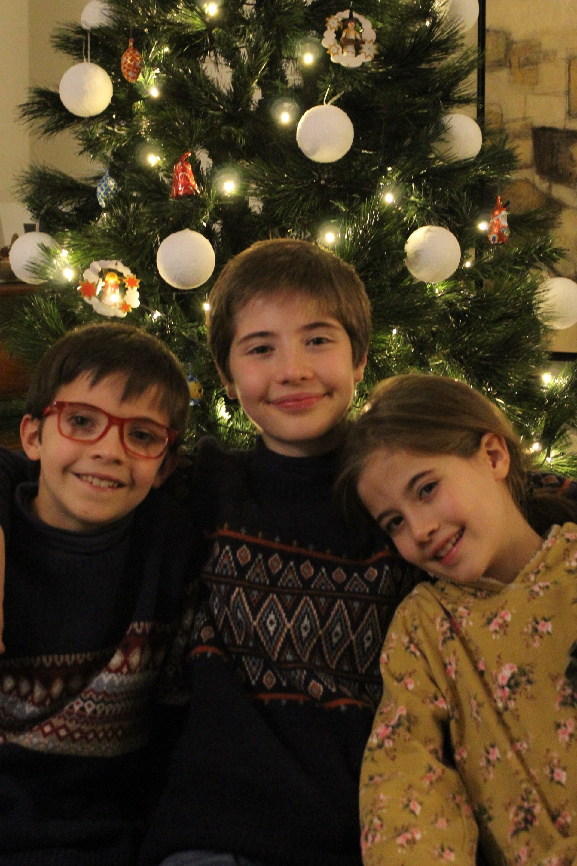 tres crianças a sorrir
