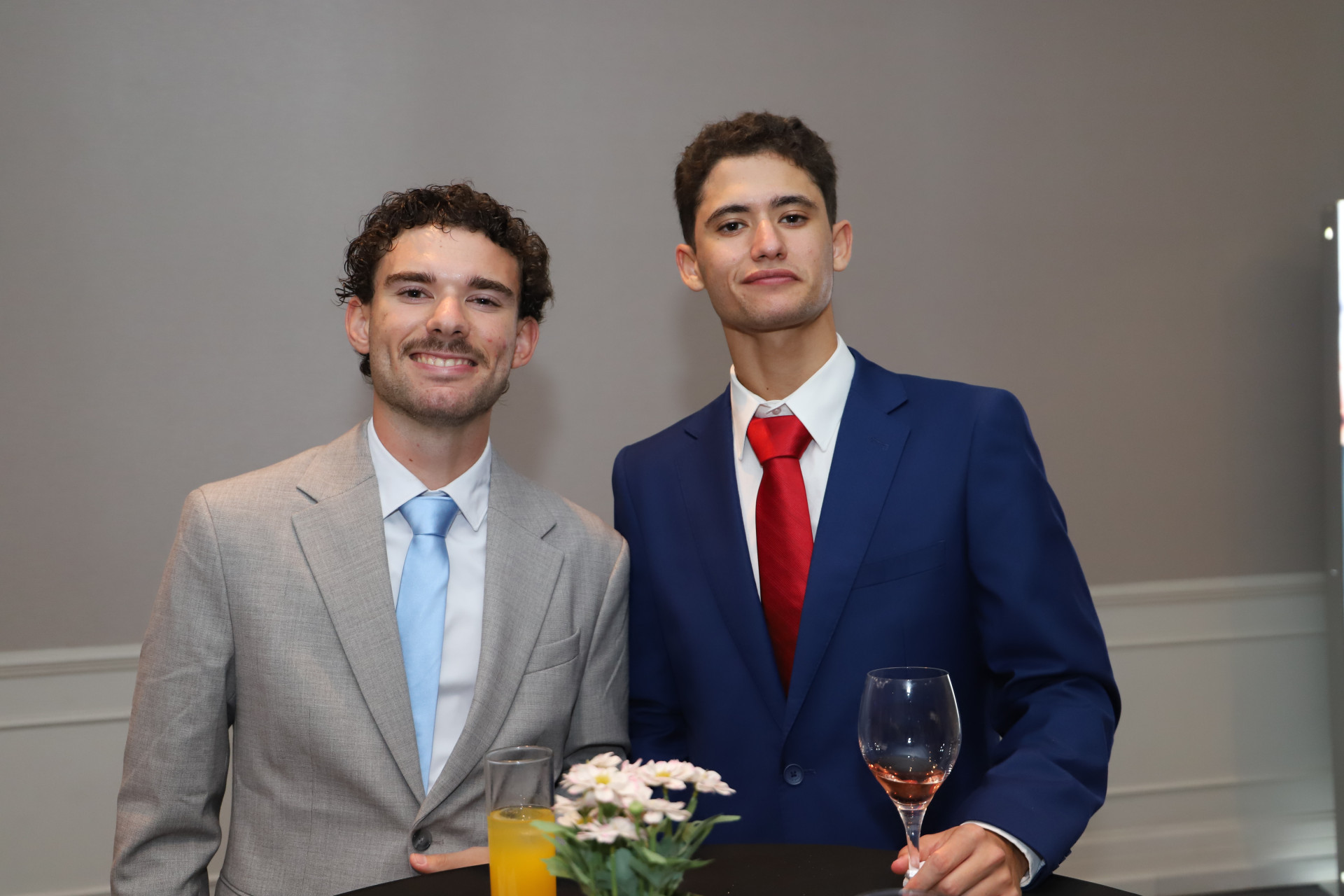 jovens a sorrir