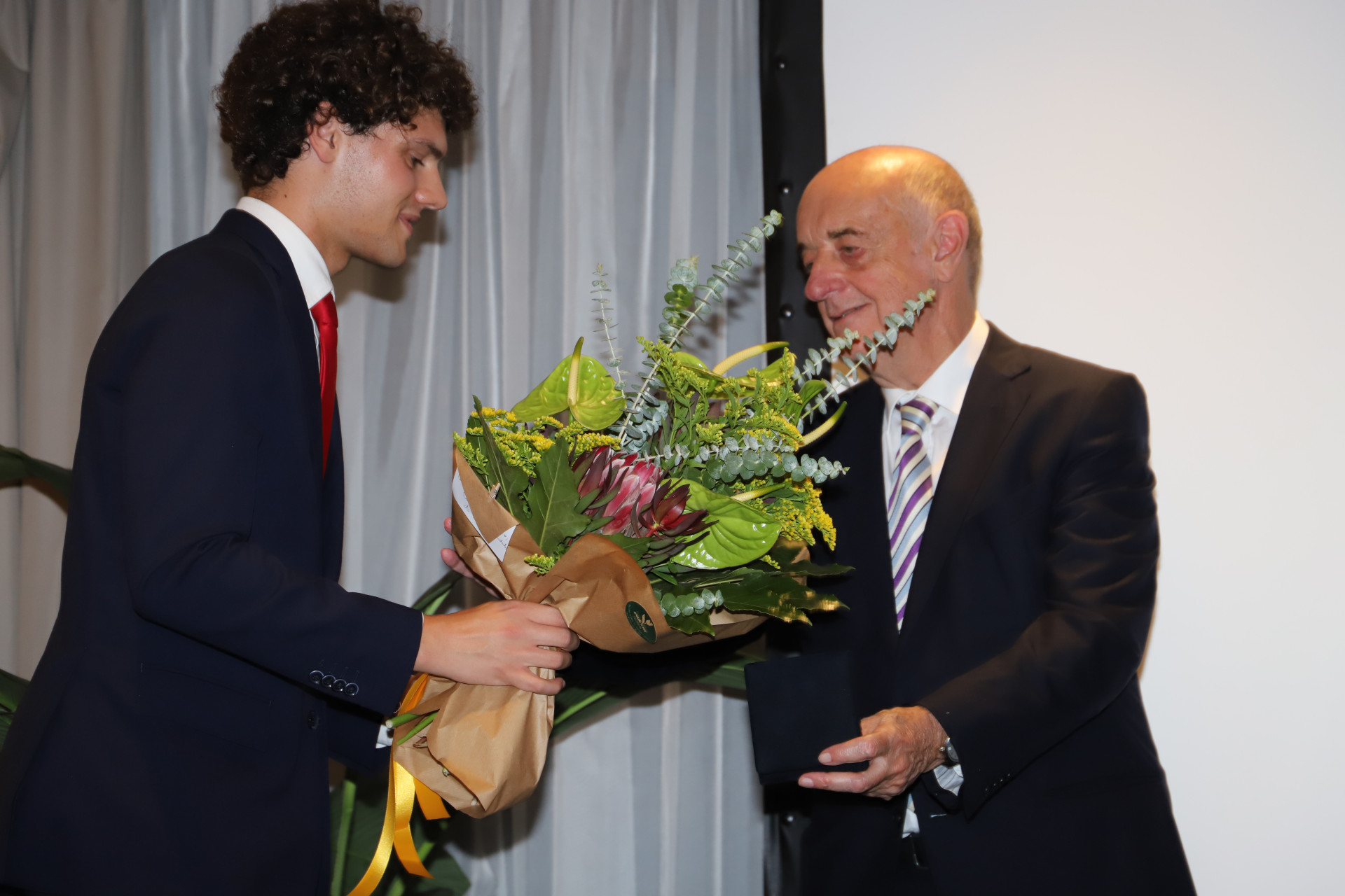 homem recebe ramo de flores