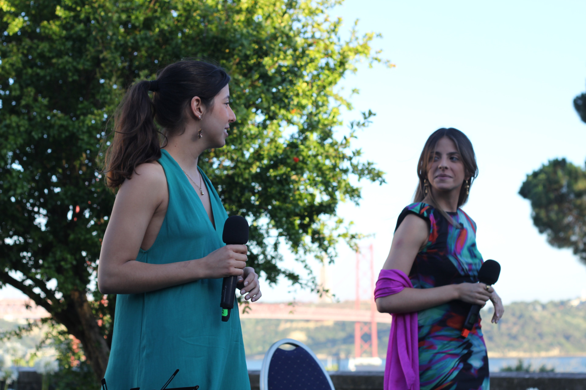 jovens a falar para plateia
