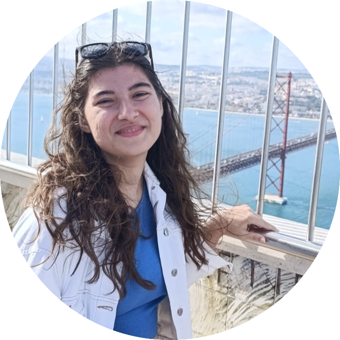 jovem a sorrir com a ponte 25 de abril ao fundo