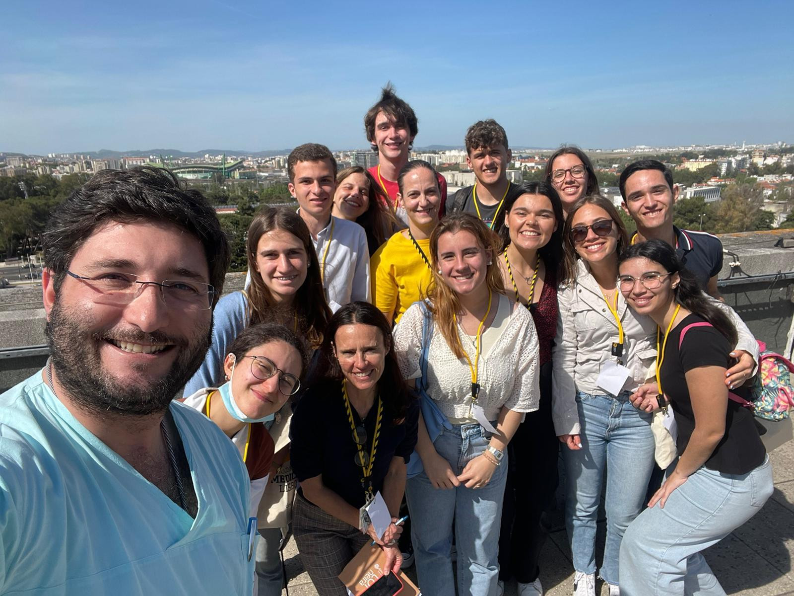 médica tira selfie com os estudantes que visitaram o hospital