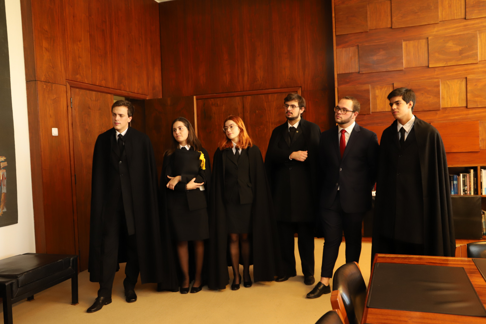 grupo de alunos de traje académico