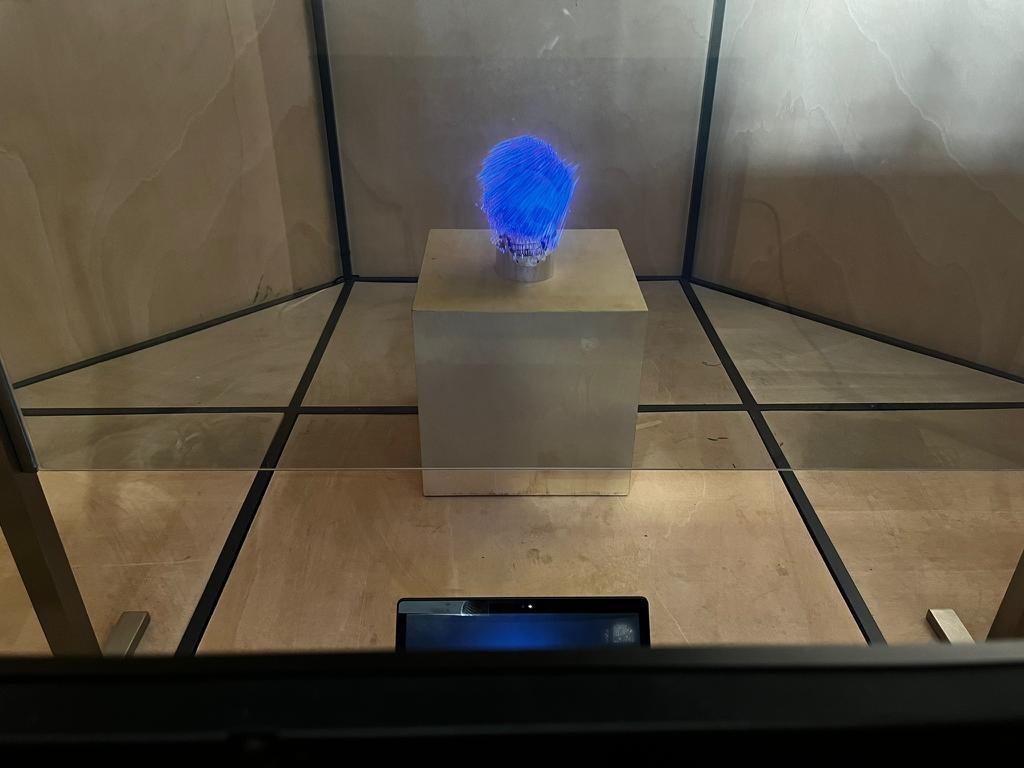 instalação artistica com representação em holograma e computador