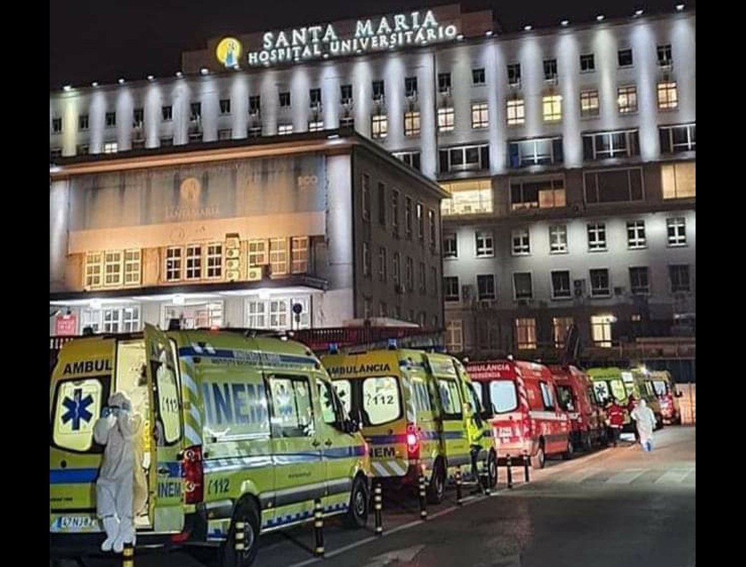 ambulâncias paradas em frente ao hospital