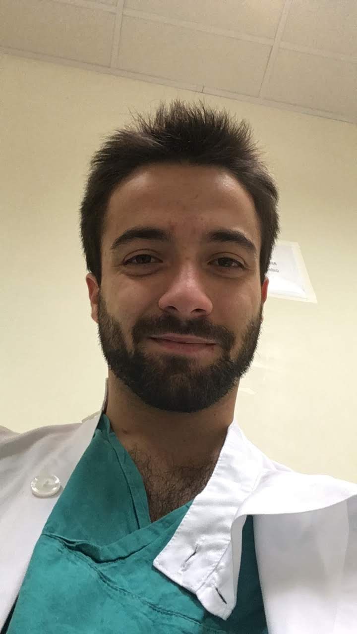 medico com barba a sorrir