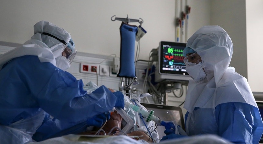 Fotografia dois enfermeiros em serviço