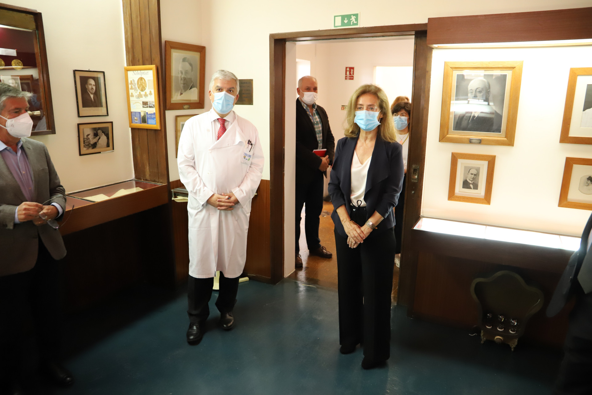 dois médicos em pé