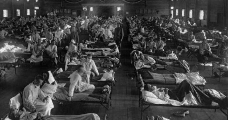 hospital com várias camas improvisado durante a Gripe espanhola