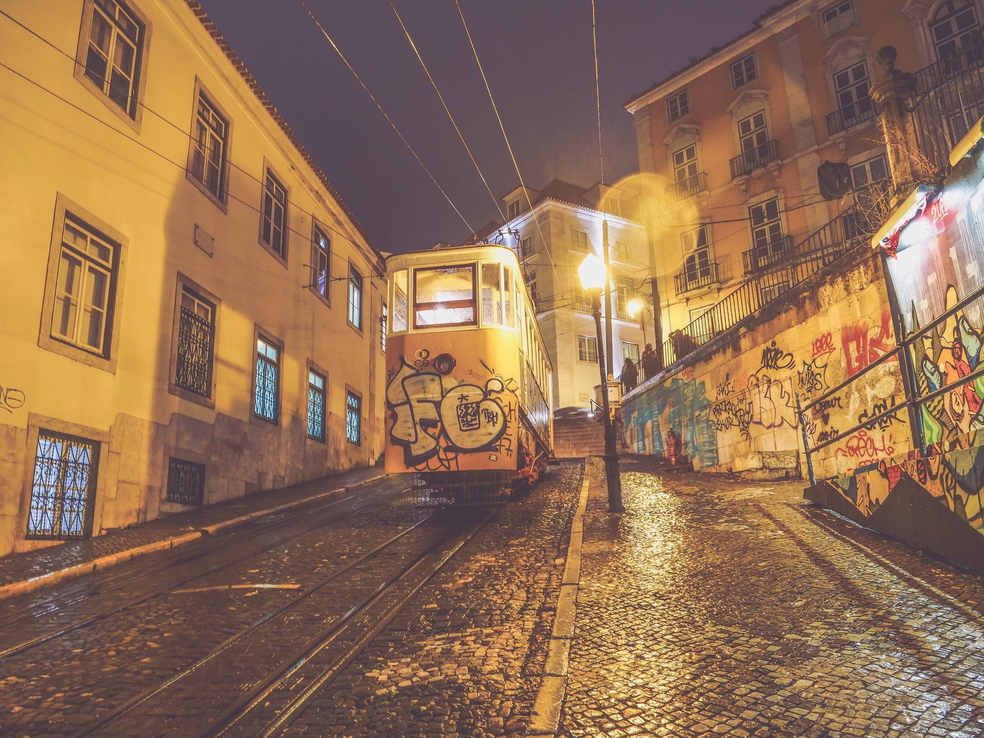 Elétrico em Lisboa durante a noite