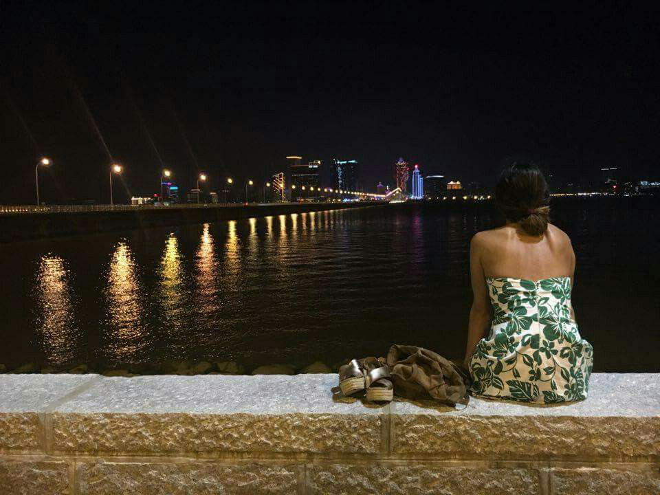 mulher a observar a cidade à noite