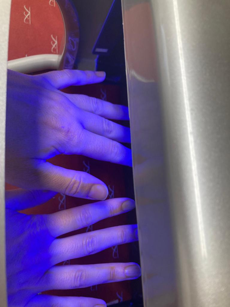mãos com ultravioleta