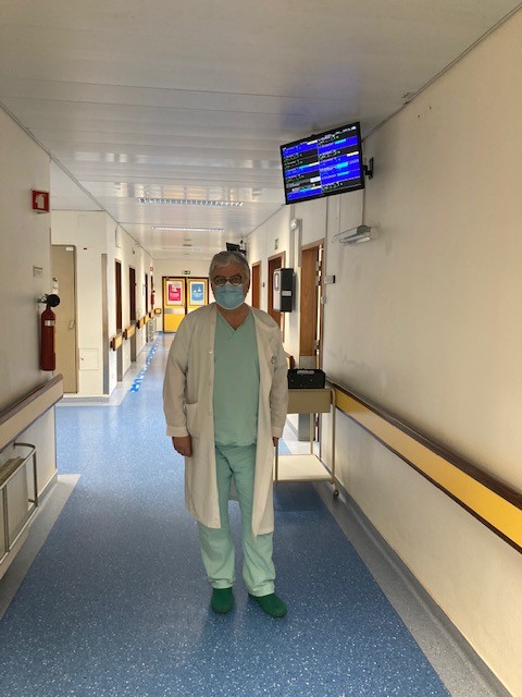 medico em pe num corredor