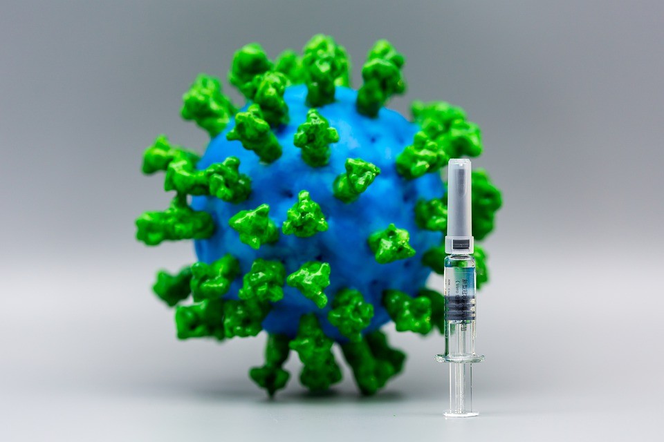 imagem de vírus com vacina na frente