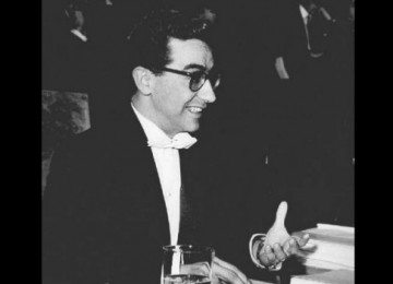 foto a preto e branco de homem com óculos